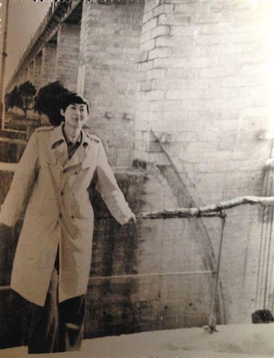 1995年，于英生在蚌埠淮河閘上留影。