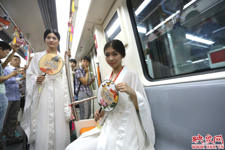 乘著龍舟“穿越”到鄭州的兩位古裝美女。