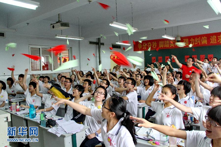  6月3日，河北省衡水市第二中學(xué)高三學(xué)生在教室里用扔紙飛機的方式舒緩心情。
