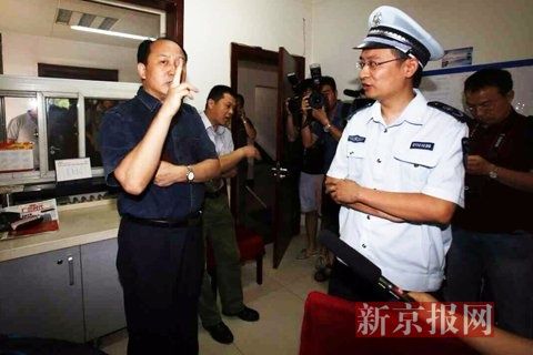 國(guó)家文物局的一名工作人員正在與執(zhí)法人員對(duì)峙。新京報(bào)記者 高瑋 攝