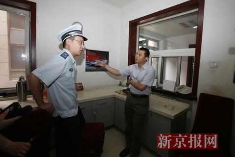 國(guó)家文物局的一名工作人員正在與執(zhí)法人員對(duì)峙。新京報(bào)記者 高瑋 攝