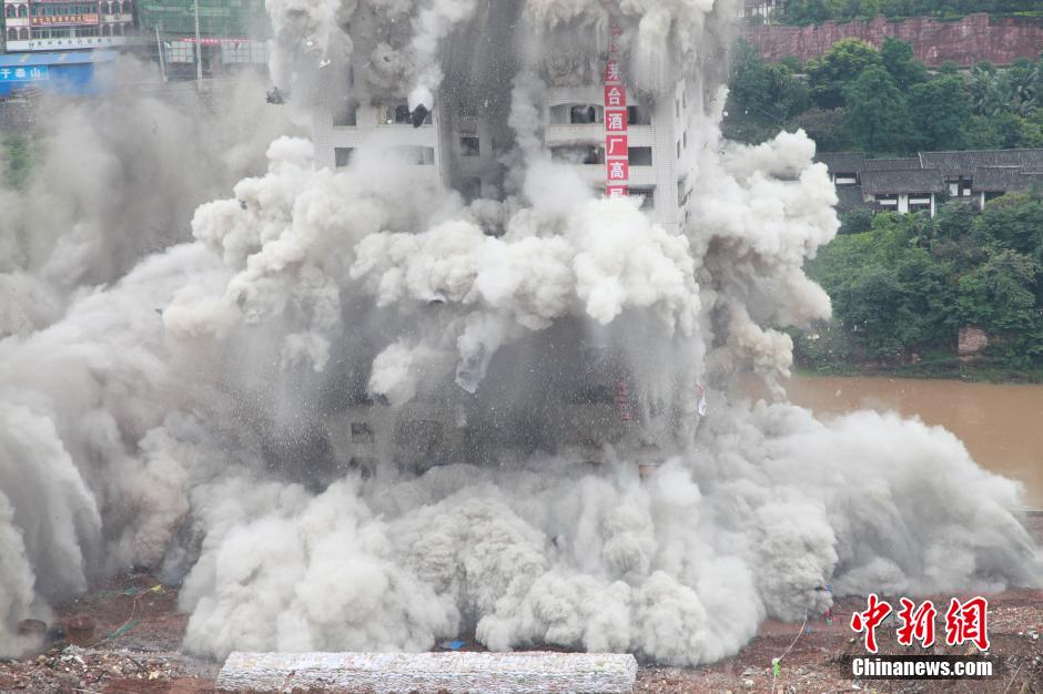 6月6日13時，貴州仁懷茅臺大橋及鐘樓整體爆破成功。
