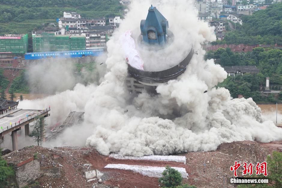 6月6日13時，貴州仁懷茅臺大橋及鐘樓整體爆破成功。
