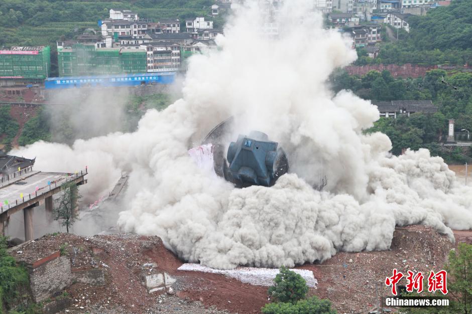 6月6日13時，貴州仁懷茅臺大橋及鐘樓整體爆破成功。