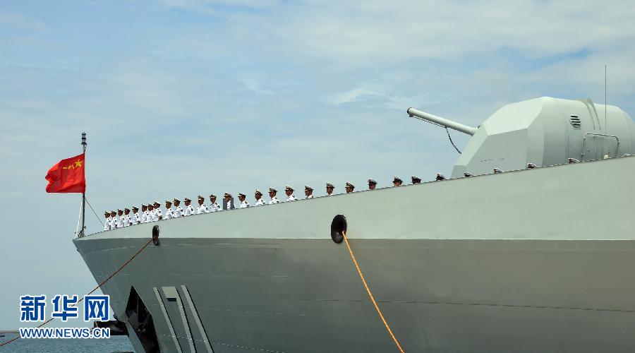 6月9日，在三亞某軍港，海口艦準(zhǔn)備起航。