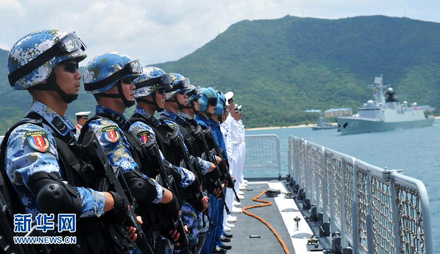 6月9日，在三亞某軍港，?？谂灩俦半S艦出海的特戰(zhàn)隊員離開碼頭。