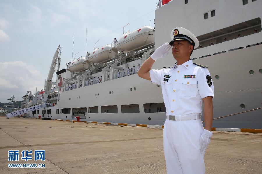  6月9日，在浙江舟山某軍港，和平方舟醫(yī)院船船長章榮華請示起航。
