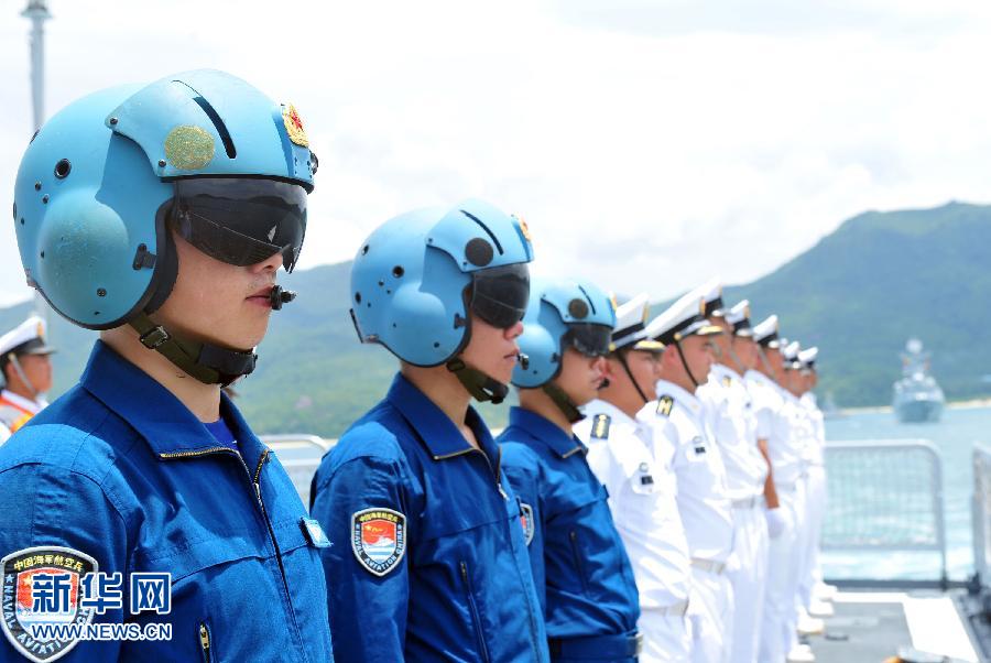  6月9日，在三亞某軍港，隨海口艦參演的艦載直升機飛行員整裝待發(fā)。