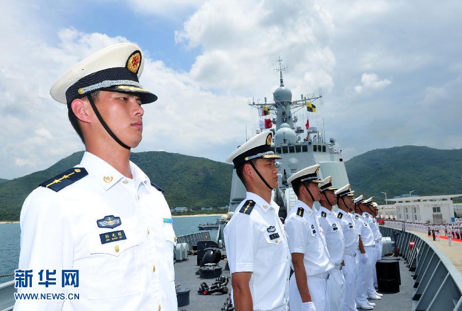6月9日，在三亞某軍港，海口艦官兵在艦艏列隊。