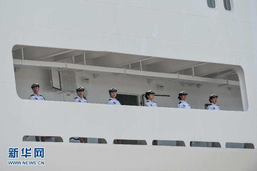  6月9日，在浙江舟山某軍港，和平方舟醫(yī)院船上的海軍官兵列隊與港口送行人員告別。