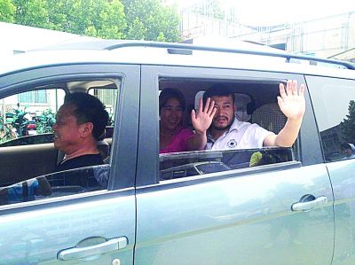 孫正龍和妻子、家人，揮手和醫(yī)護(hù)人員告別。張凌飛