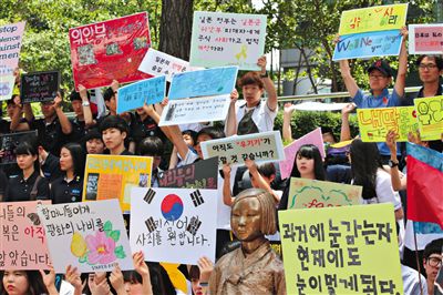 6月4日,韓國首爾,韓國慰安婦和民眾在日本駐韓大使館門前集會(huì),要求日本政府承認(rèn)并解決慰安婦問題。