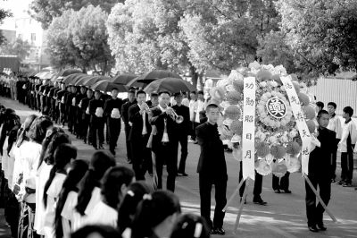 護(hù)送陣亡將士遺骸的隊(duì)伍緩緩走入殤墓園。