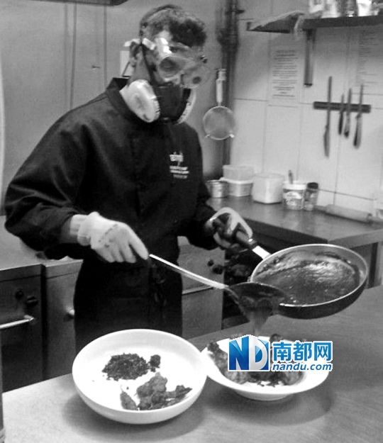 廚師在烹制最辣雞腿醬時(shí)要戴“防辣”面罩。