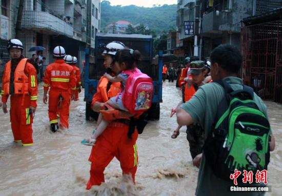 6月19日，短時(shí)強(qiáng)降雨導(dǎo)致福州長(zhǎng)樂(lè)市玉田鎮(zhèn)轄區(qū)內(nèi)多處被洪水圍困，大量人員被困。朱曉航 黃綠榮 圖/文