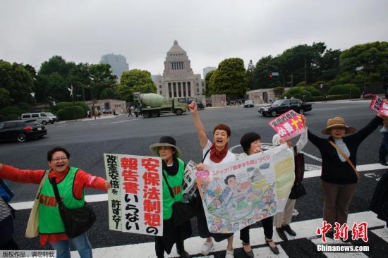 當(dāng)?shù)貢r(shí)間5月13日，日本示威者在位于東京的國會議事堂外高喊口號，反對日本政府計(jì)劃修憲以解禁自衛(wèi)權(quán)。