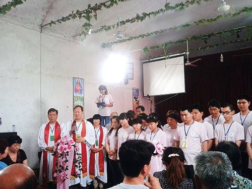 2013 年初，“全范圍教會”的信徒在參加集會。