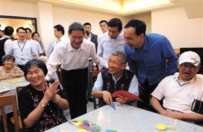 　昨日，張志軍前左二和陪同的新北市長朱立倫與老人們交談。