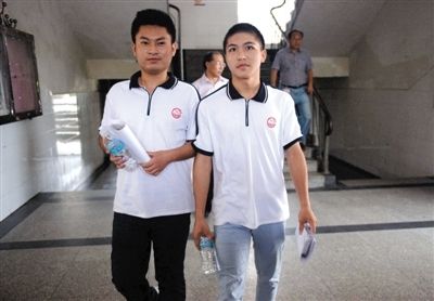 昨日下午5時,江西宜春“奪刀少年”柳艷兵和易政勇順利完成單獨高考,走出考場。