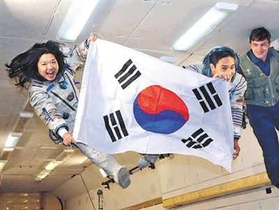 　2007年9月10日，李炤燕（左）在俄羅斯首都莫斯科接受零重力飛行訓練。