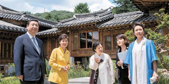 照片中左起分別是習(xí)近平、樸槿惠、家具博物館館長鄭美淑(音)、隨同翻譯、彭麗媛。