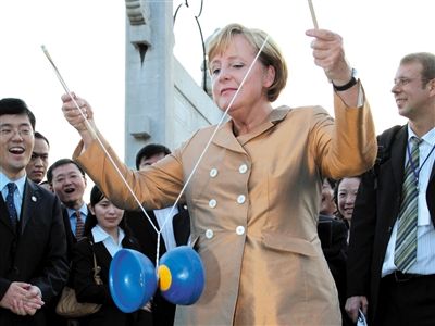 2007年8月27日，北京，默克爾正在玩扯鈴。