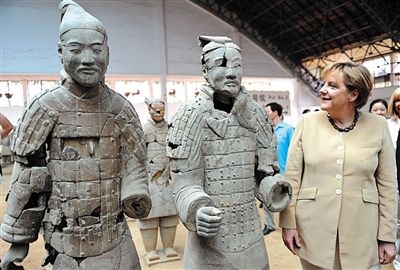 2010年7月17日，西安，默克爾參觀兵馬俑，慶祝生日。