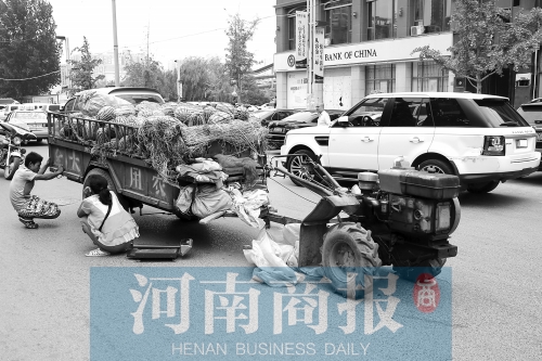 兩車相蹭后，小陳與妻子慌了神