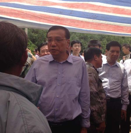 走進帳篷，總理就握住蔡官耀的雙手說：“不行，這個帳篷太簡易了”。說完這句，叮囑蔡官耀，“不能回家住”