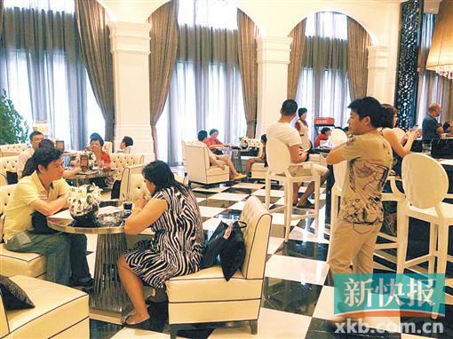 　昨天雖是工作日,但南海區(qū)某樓盤客流不少。