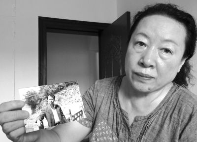 劉吉強(qiáng)的姐姐劉麗霞手持弟弟當(dāng)年的照片。劉吉強(qiáng)在給家人的書信中多次要求申冤，家人為此奔走了16年。京華