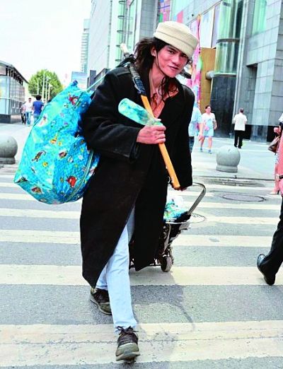 在武廣附近拍攝到的拾荒男。