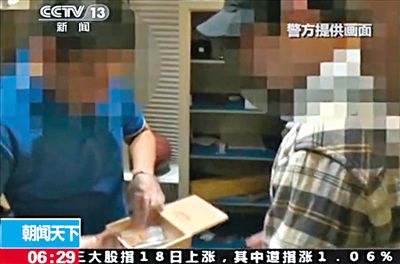 8月14日，警方從房祖名位于北京的住所搜出百余克大麻，房祖名（右）將部分毒品存放在這個木盒中。