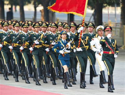 昨日，151人最大陣容的三軍儀仗隊(duì)，著新式禮賓服接受檢閱。這也是解放軍儀仗隊(duì)、軍樂團(tuán)新式禮賓服首次亮