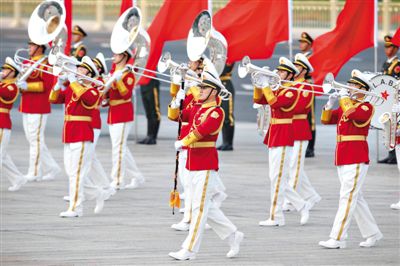 昨日，紅白相配的解放軍軍樂團(tuán)行進(jìn)演奏服亮相。杜洋 攝
