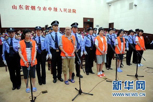 8月21日，被告人張帆、張立冬、呂迎春、張航、張巧聯(lián)到庭。法庭逐一核對(duì)被告人身份。