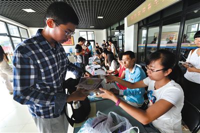 8月23日，清華大學(xué)新生在辦理入學(xué)手續(xù)。