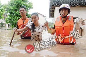 長壽區(qū)，消防官兵搜救被困群眾。