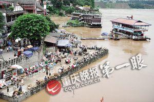 沙坪壩區(qū)磁器口，江水逼近休閑平臺。