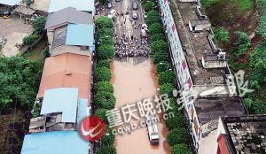 昨下午六點半，統(tǒng)景鎮(zhèn)上許多街道被淹，此時水位還在上漲。(重慶晚報航拍圖片)