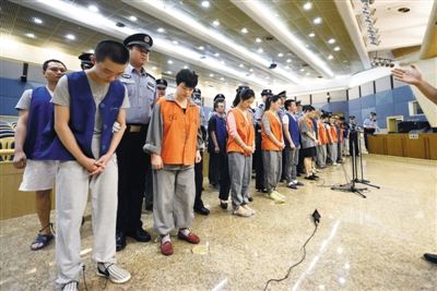 庭審現(xiàn)場。昨日，26名跨國電信詐騙嫌疑人在市一中院受審。