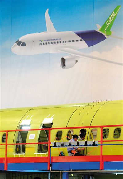 昨日，中國商飛總裝制造中心技術(shù)人員對接C919首架機的機體。新華社記者 丁汀 攝