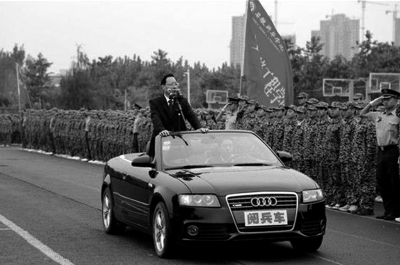 安徽新華學(xué)院院長乘敞篷車“閱兵”場面。網(wǎng)絡(luò)截圖