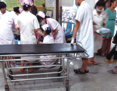 9月22日，在湖南省醴陵市第二醫(yī)院，爆炸事故傷員在接受救治（手機(jī)拍攝）。新華社發(fā)