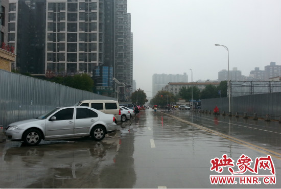 由于停車場分配不均，廣大私家車主選擇將車停在路邊。