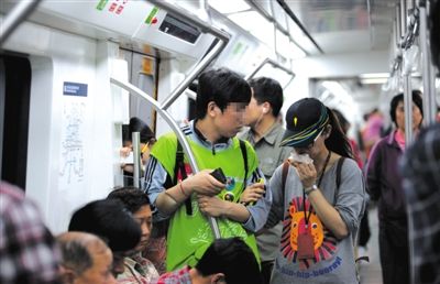 地鐵14號(hào)線，一名乘客正在車(chē)廂內(nèi)飲食。