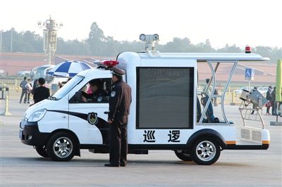 國(guó)慶節(jié)將至，昨日，天安門廣場(chǎng)增設(shè)新型巡邏車。該車配有遠(yuǎn)射燈、顯示大屏、車頂攝像頭等設(shè)備。圖/CFP