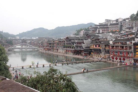 鳳凰古城以被吐槽七次高居最想吐槽榜榜首，而這七次吐槽全部來自在鳳凰古城隨機(jī)采訪的10名游客中。