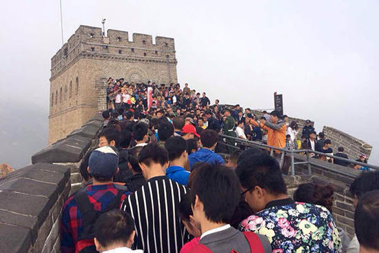 北京八達嶺長城，游客在長城上艱難移動。