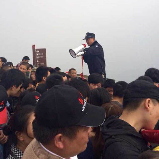 八達嶺長城上保安在維持秩序。